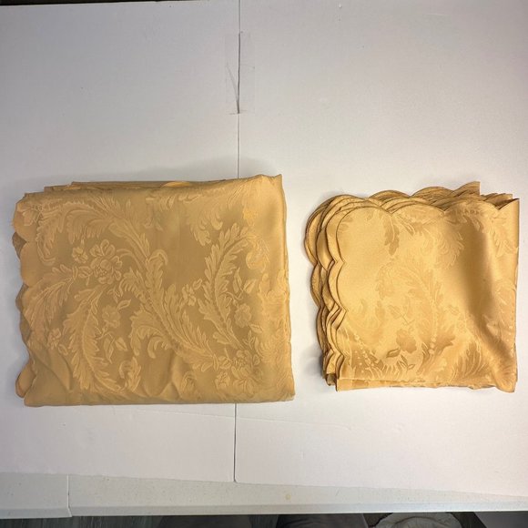 tablecloth Other - tablecloth and placemat set. Nine pieces. Gold.